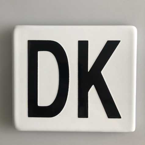 DK emaljeskilt hvid 12 x 10,5 cm uden huller